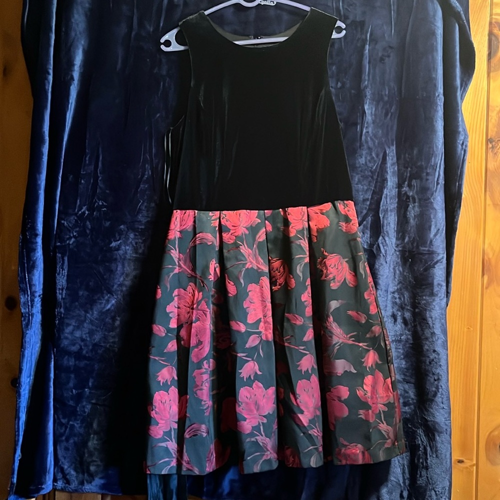 Women’s R & K semiformal dress